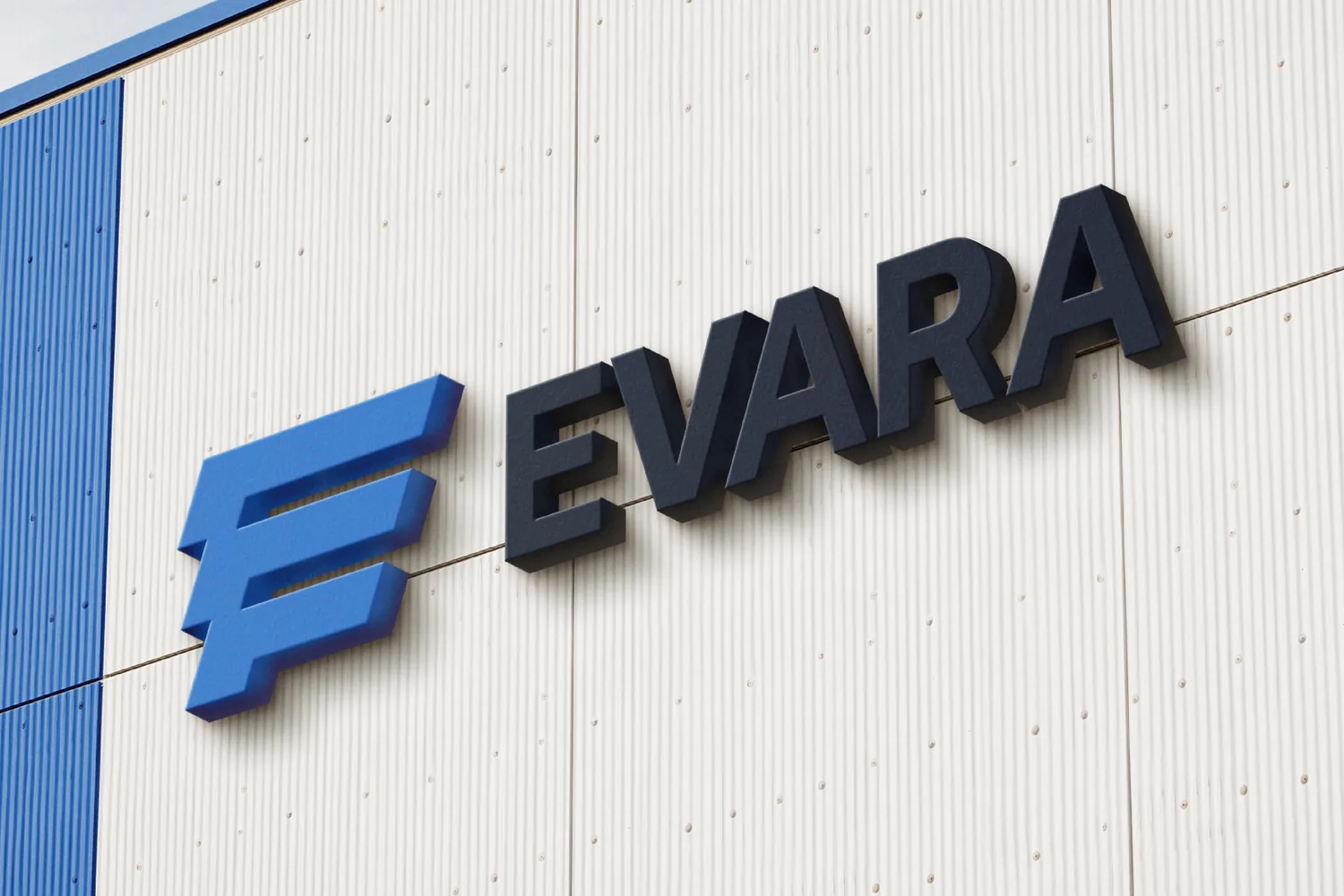 Об’ємний логотип EVARA на фасаді будівлі